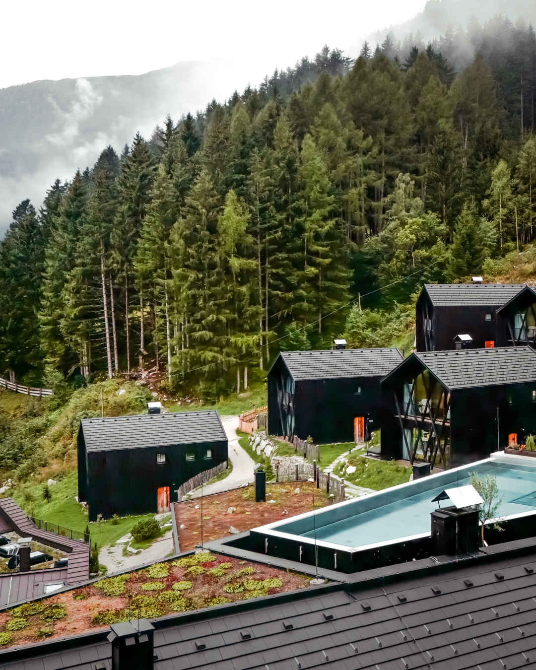 chalet-montagna-vetrate-panoramiche-dolomiti Chalet di montagna con vetrate panoramiche a tutta altezza che aprono vista sulle Dolomiti, progettazione architettonica contemporanea