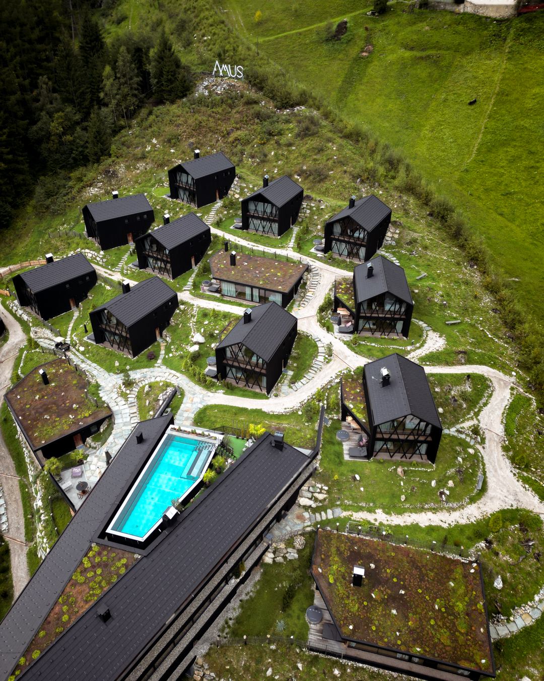 architettura-alpina-contemporanea-legno-locale Architettura alpina contemporanea con involucro in legno di abete rosso locale e integrazione con paesaggio montano naturale