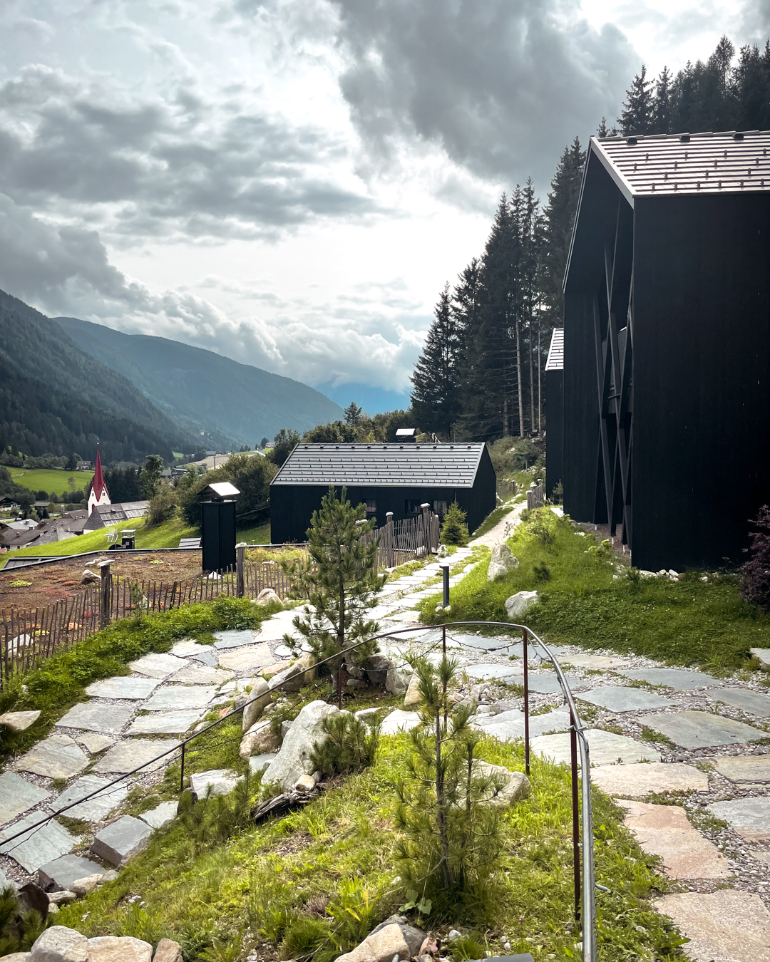 dettagli-costruttivi-architettura-alpina-moderna Dettagli costruttivi di architettura alpina moderna: sauna in legno di cirmolo e hot pot con acqua sorgiva locale