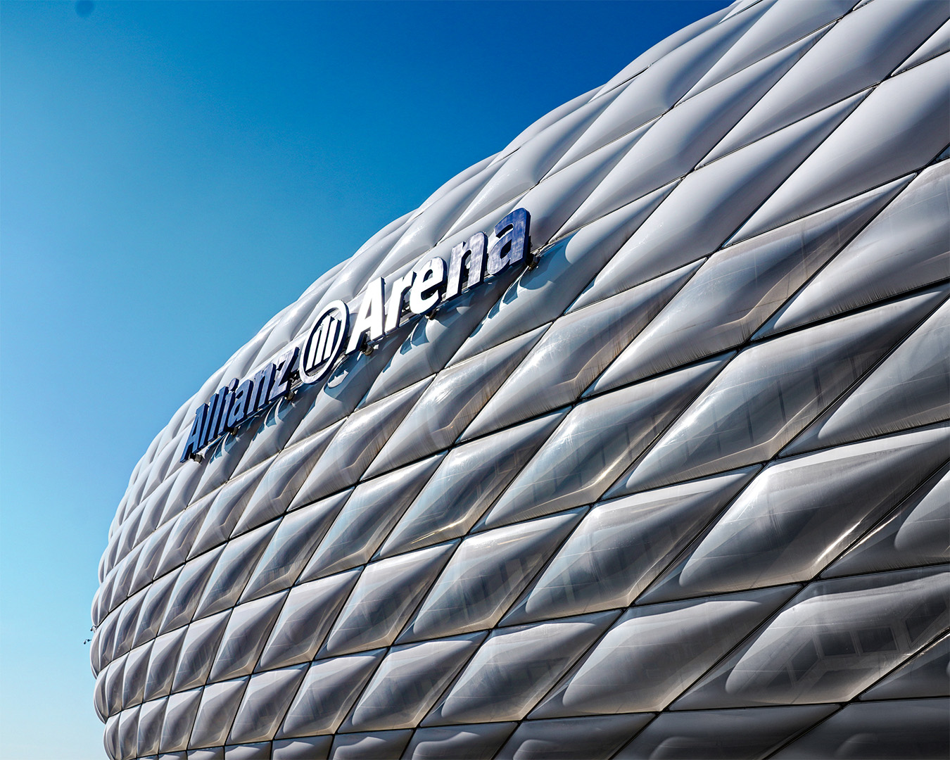 Facciata in membrana ETFE illuminata su stadio moderno, esempio di involucro edilizio leggero e traslucido ad alte prestazioni