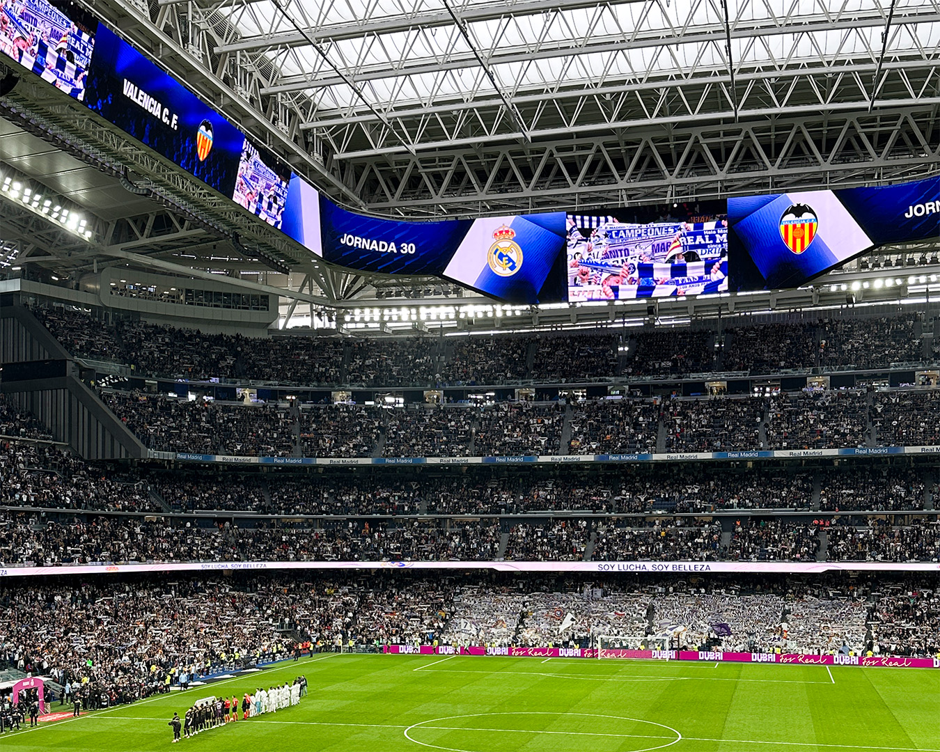 Sistema di tetto retrattile e campo mobile in stadio multifunzionale per eventi sportivi e concerti