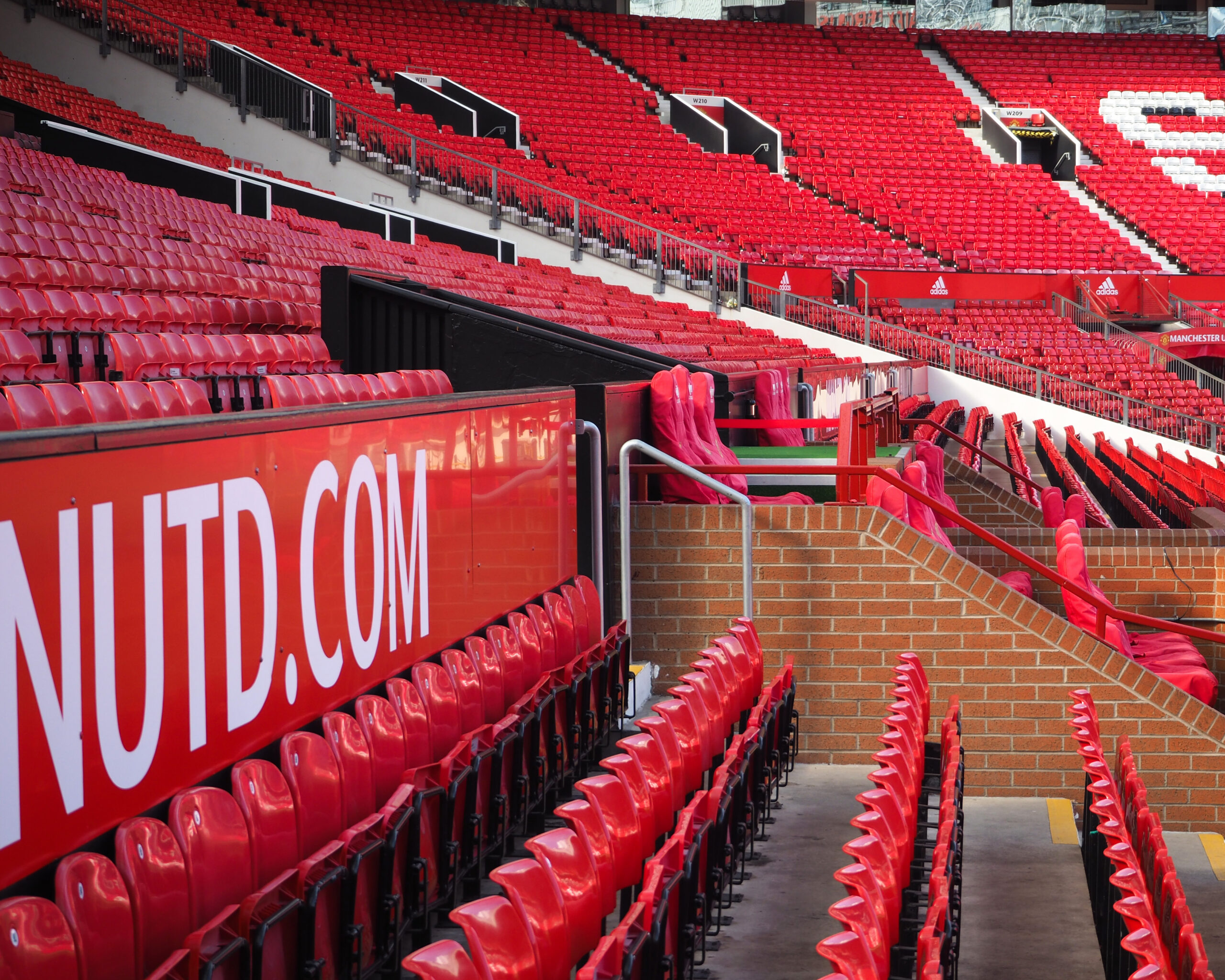 OLD TRAFFORD 1 Dettagli costruttivi di architettura alpina moderna: involucro in legno e soluzioni tecniche per clima montano