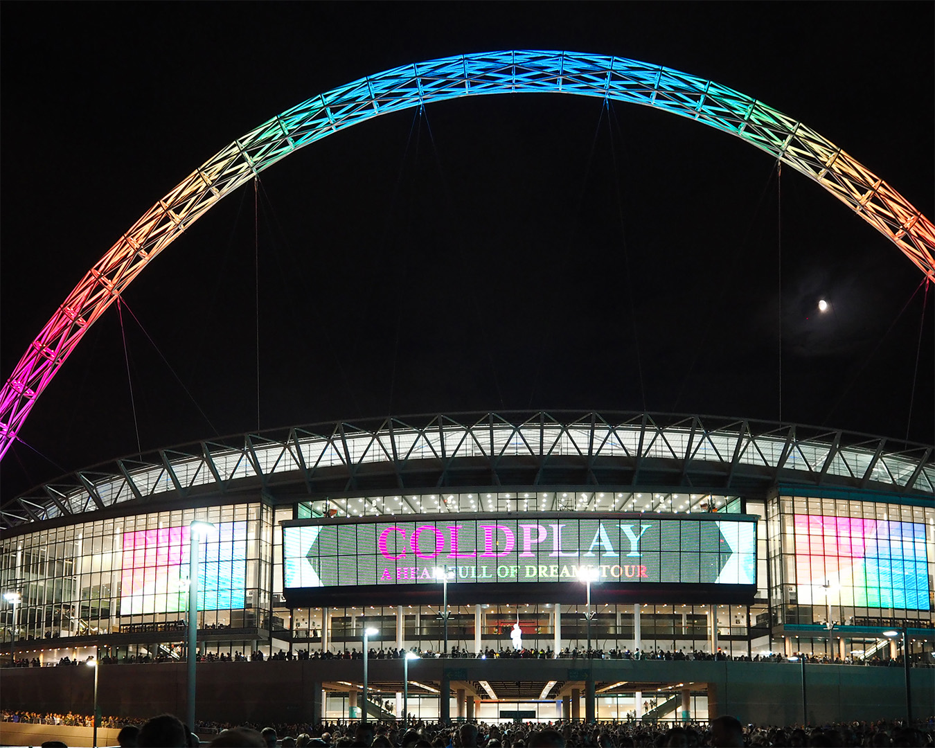 WEMBLEY Spazio wellness in legno di cirmolo integrato in residenza di montagna con architettura contemporanea e materiali naturali