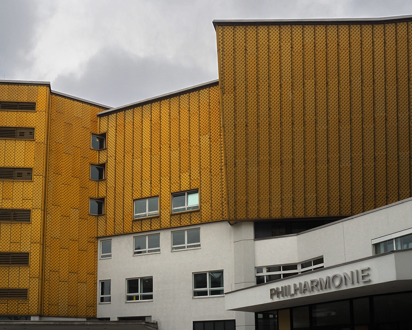 Berliner Philharmonie di Hans Scharoun con distribuzione a vigneto, caso studio di architettura musicale analizzato dallo studio xzlab. per il rapporto tra forma e acustica.