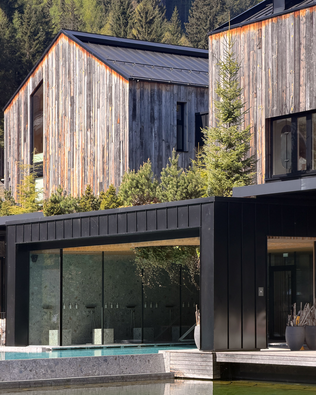 Naturhotel Forsthofgut in Austria caso studio di progettazione architettonica integrata in continuità con il territorio