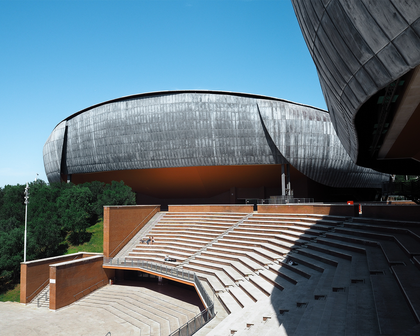 Auditorium Parco della Musica di Roma firmato Renzo Piano, tre sale a guscio in piombo studiate come riferimento di progettazione integrata di spazi culturali.