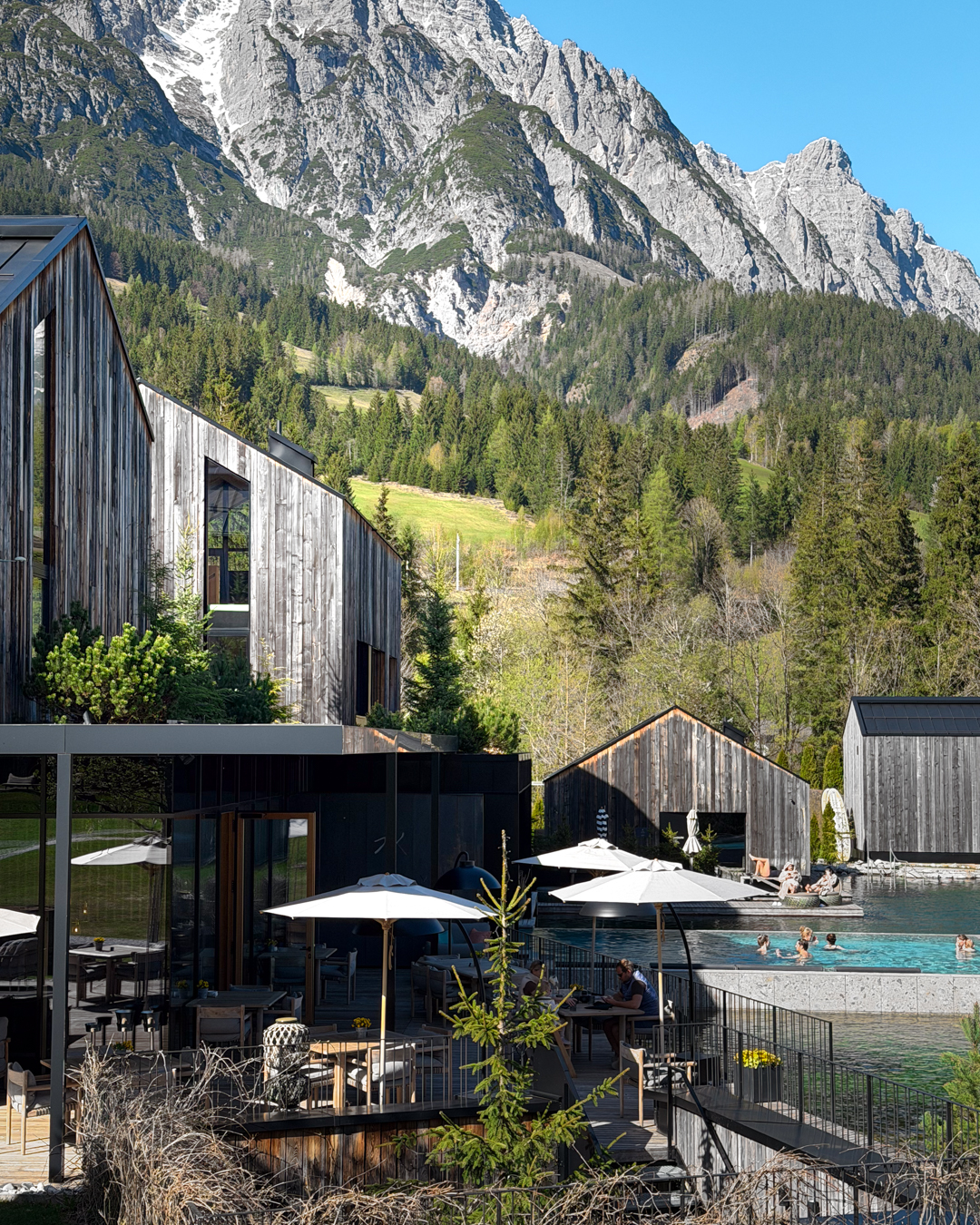 Legno pietra e cuoio lavorati con tecniche tradizionali del territorio applicazione di filiera corta nell'architettura sostenibile