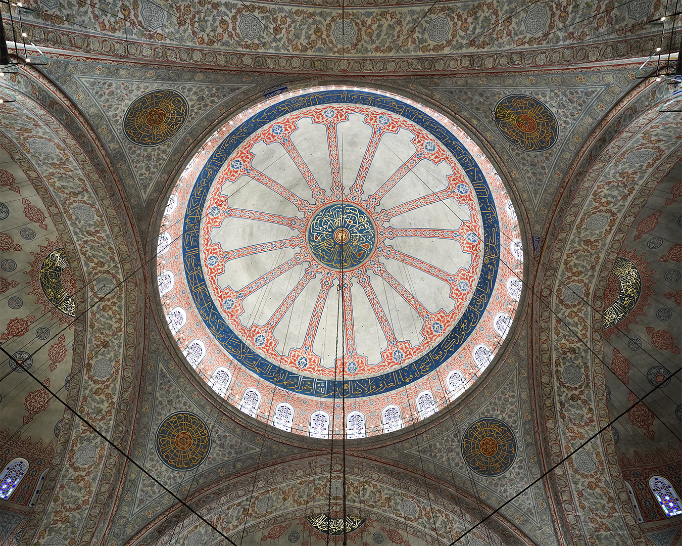Moschea Blu di Istanbul con sistema di cupole e semicupole, esempio di armonia e ritmo nell'architettura ottomana