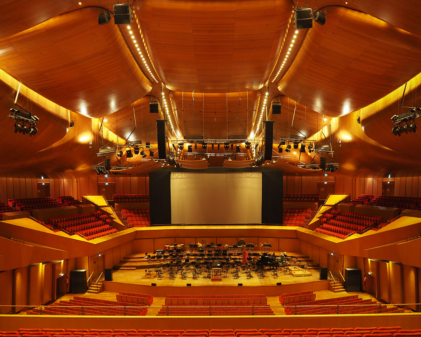 Palau de les Arts Reina Sofía a Valencia di Santiago Calatrava, scultura strutturale che integra ingegneria e architettura in un edificio iconico dedicato alla musica.