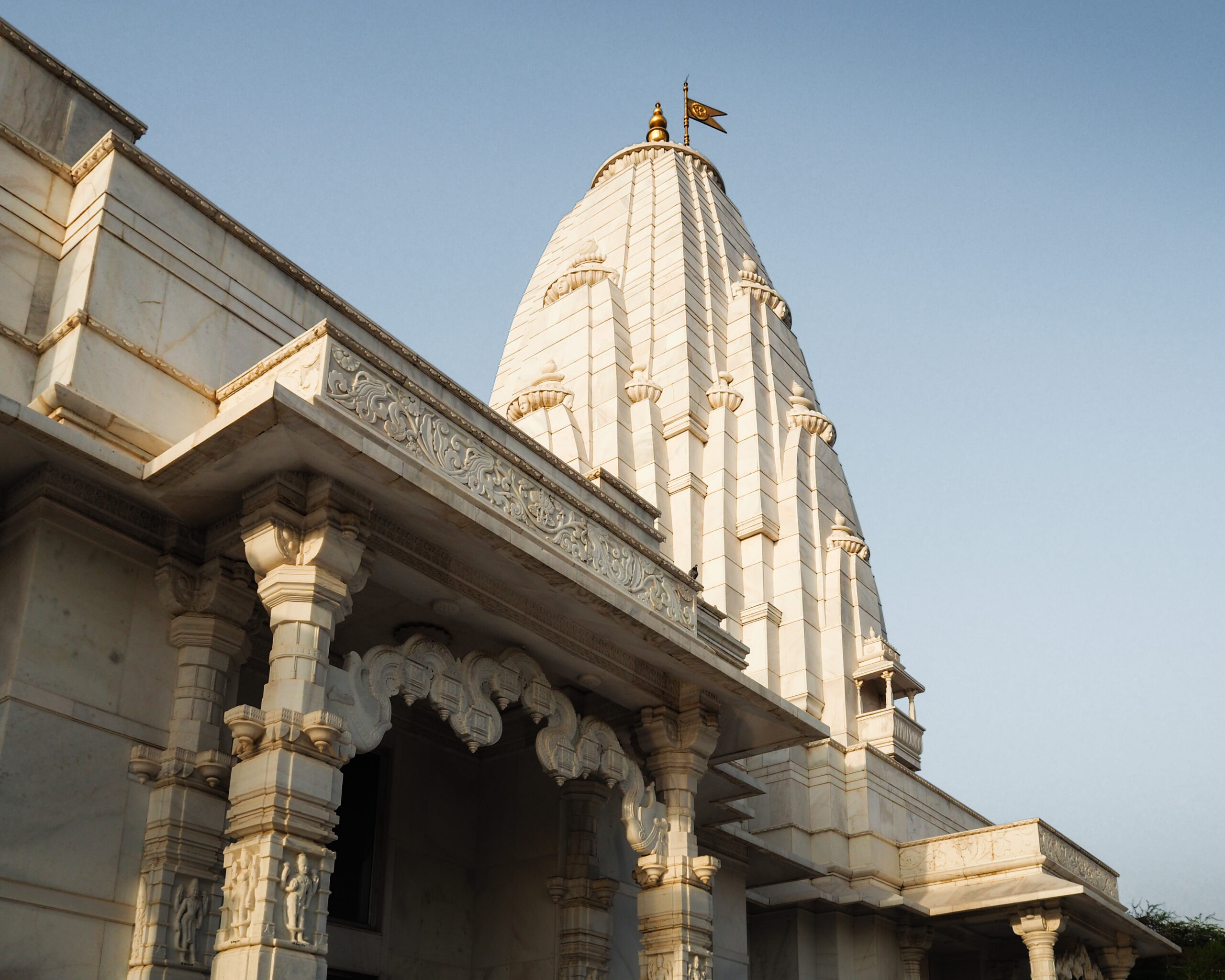 Birla Mandir in India realizzato in marmo bianco lucente, architettura sacra induista