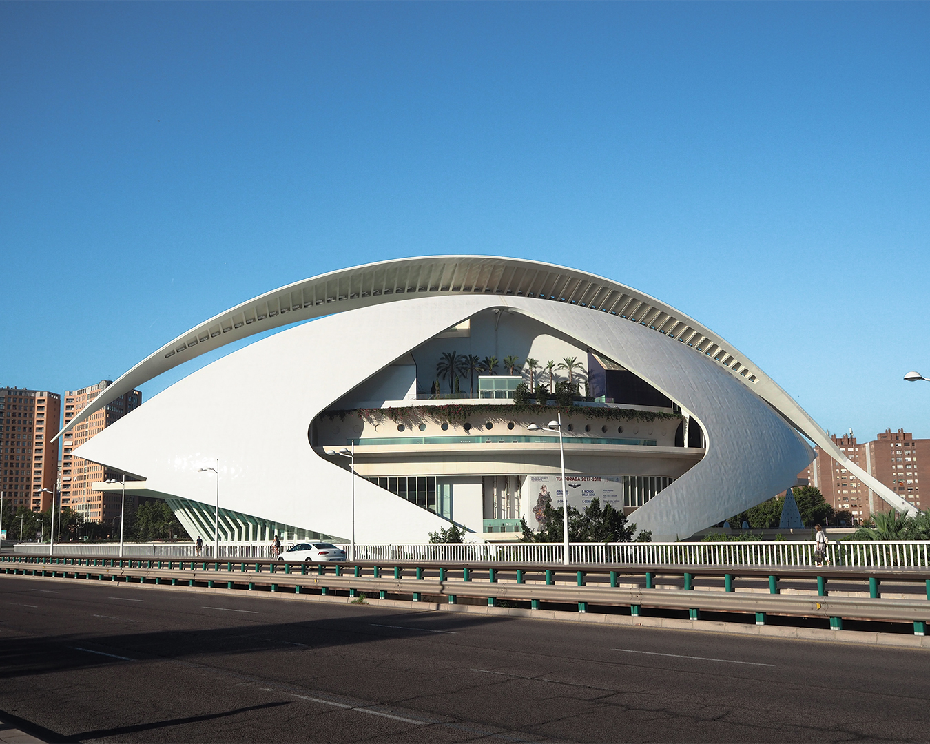 Kilden Performing Arts Centre in Norvegia con onda lignea in rovere, esempio di interior design e architettura integrata in contesto nordico affacciato sul fiordo.