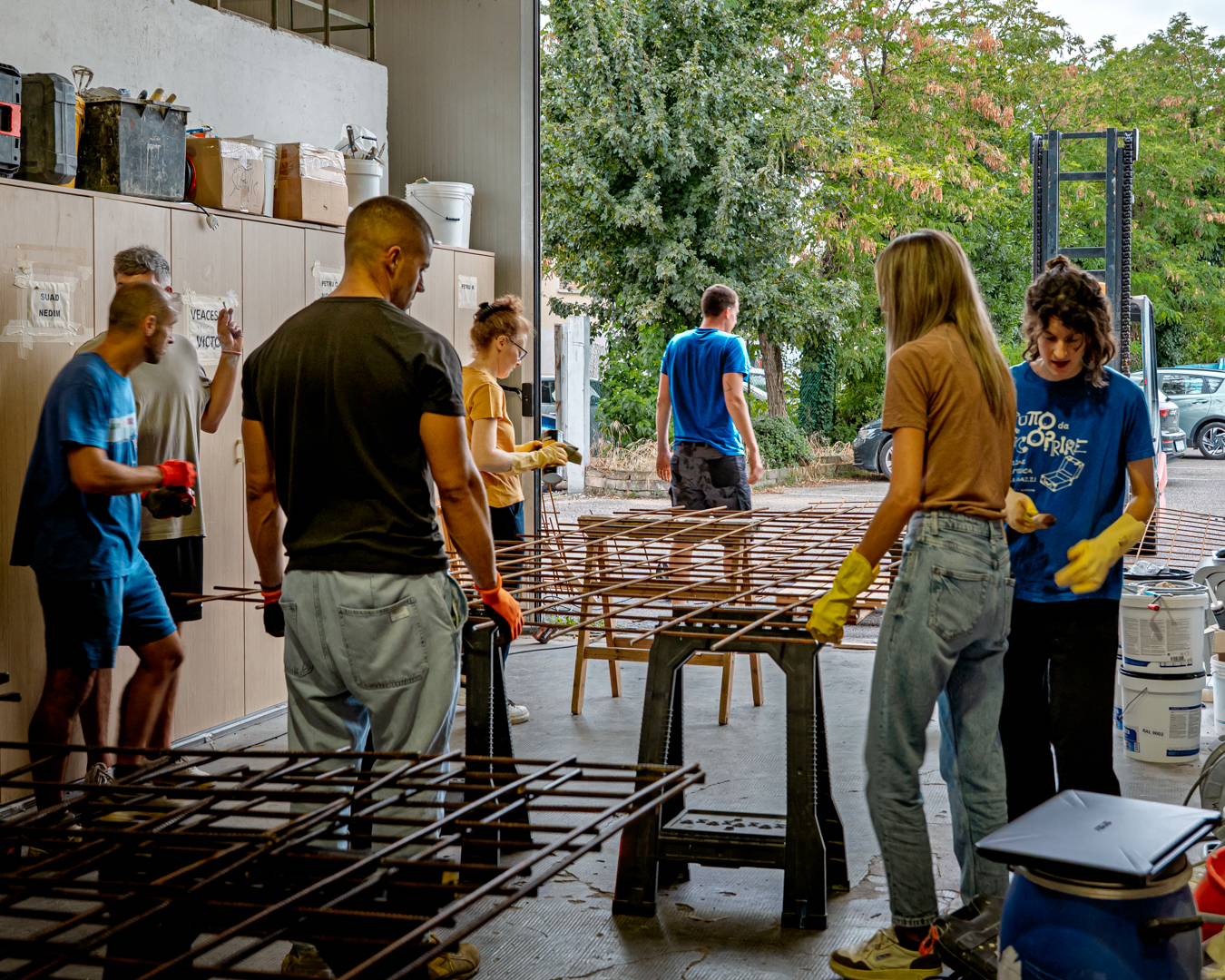 Il team xzlab al lavoro nella costruzione delle proprie postazioni di lavoro per la nuova sede dello studio