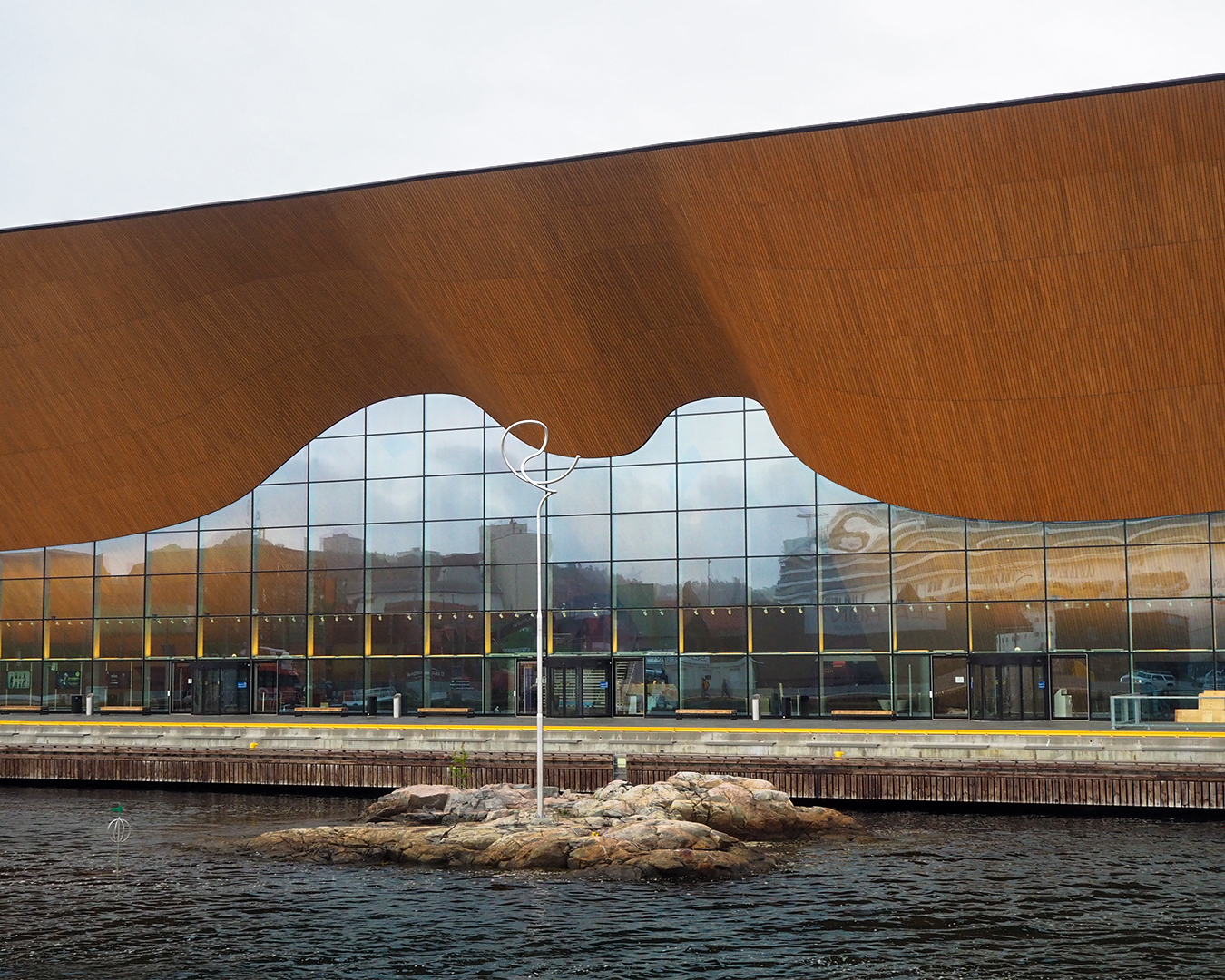Opera di Copenhagen progettata da Henning Larsen, rigore architettonico e affaccio sul porto con tetto a sbalzo, riferimento di progettazione integrata e dettaglio costruttivo.