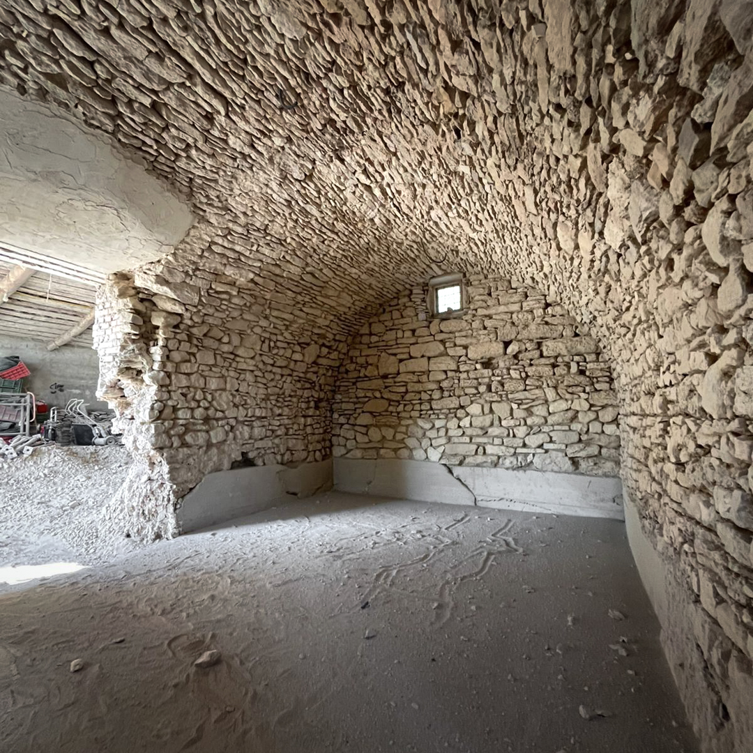 Recupero conservativo di un rustico in pietra con muratura storica riportata a vista, intervento di restauro e direzione lavori dello studio di architettura xzlab.