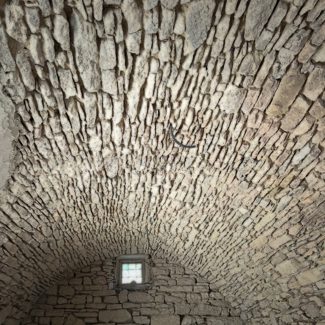Sabbiatura a secco della muratura storica per rimuovere fuliggine e intonaco, tecnica di pulitura calibrata nel recupero conservativo di edifici in pietra.