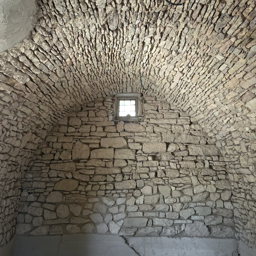 Volta in muratura del seminterrato di un rustico in pietra, ambiente oggetto di recupero conservativo e restauro della struttura storica.