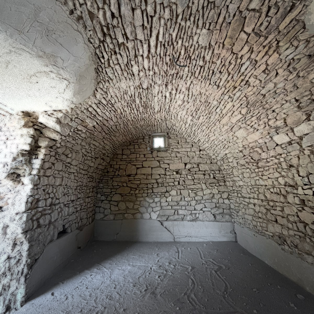 Ripristino dei giunti con malta a base di calce traspirante, compatibile con la muratura storica nel restauro conservativo di edifici in pietra.