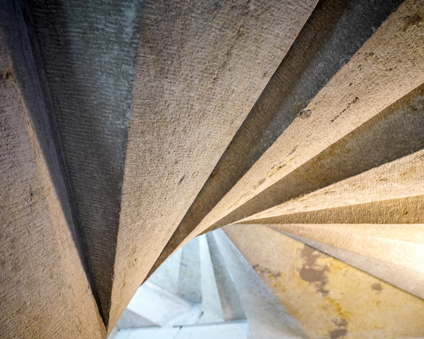 Dettaglio di architettura rinascimentale nei castelli della Loira, rapporto tra pieni, vuoti e luce naturale, principi applicati nella progettazione xzlab.