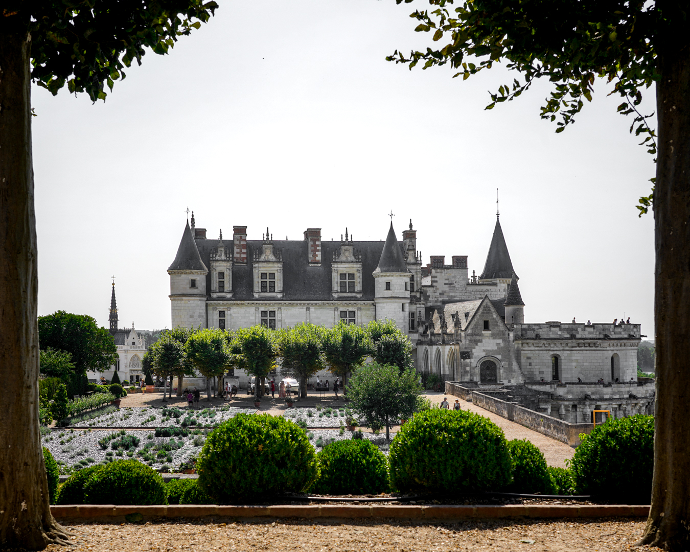 Castello di Chambord nella Valle della Loira, esempio di architettura rinascimentale francese con copertura articolata, studio dal vivo del team xzlab.