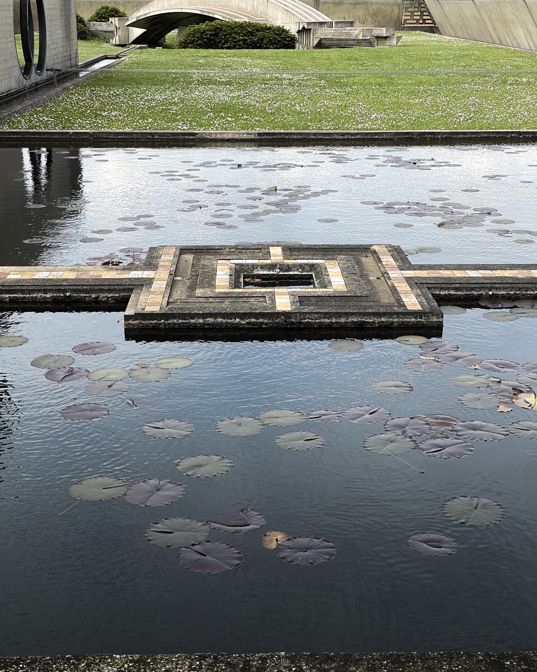 Canali e vasche con ninfee nel giardino della Tomba Brion, geometrie d'acqua che richiamano i paradisi islamici e i giardini giapponesi.