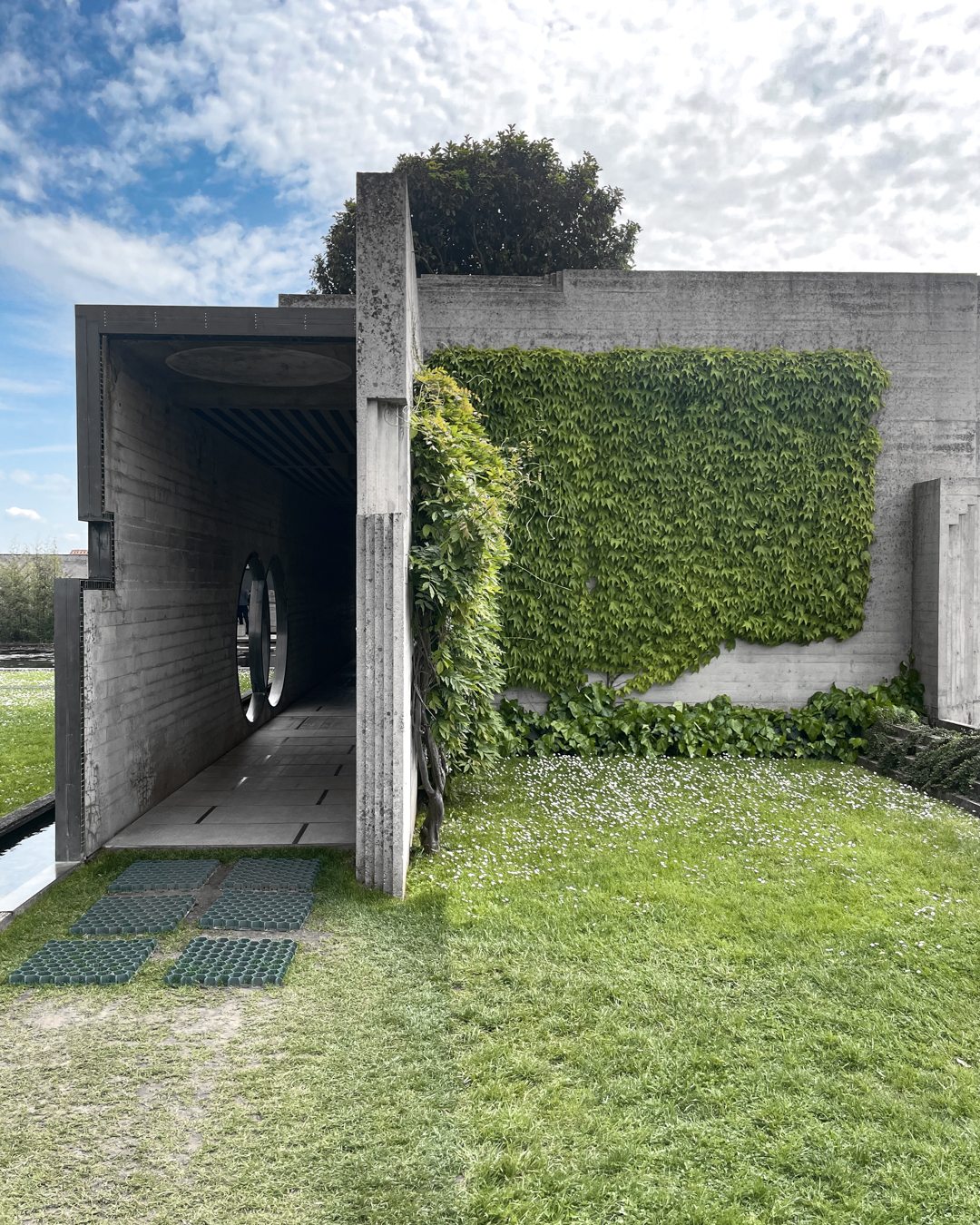 Padiglione per la meditazione isolato sull'acqua nel giardino del Memoriale Brion, opera di Carlo Scarpa, collocato in vista dell'arcosolio.