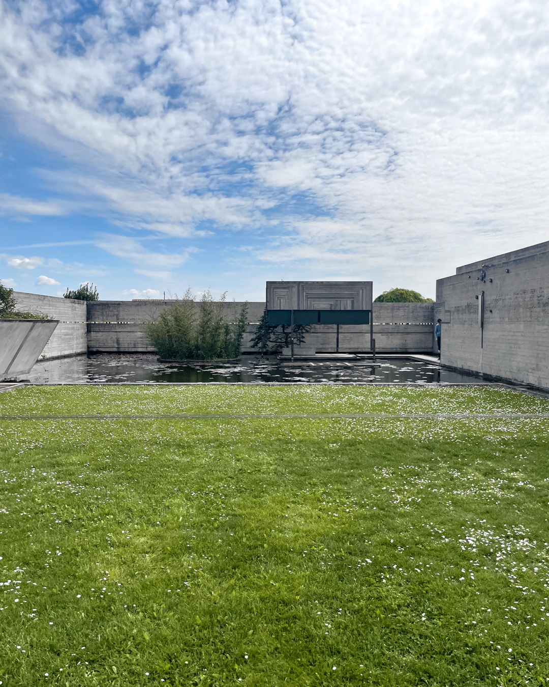 Rivestimento in mosaico di vetro e foglia d'oro all'interno dell'arcosolio del Memoriale Brion, dettaglio dei materiali scelti da Carlo Scarpa.