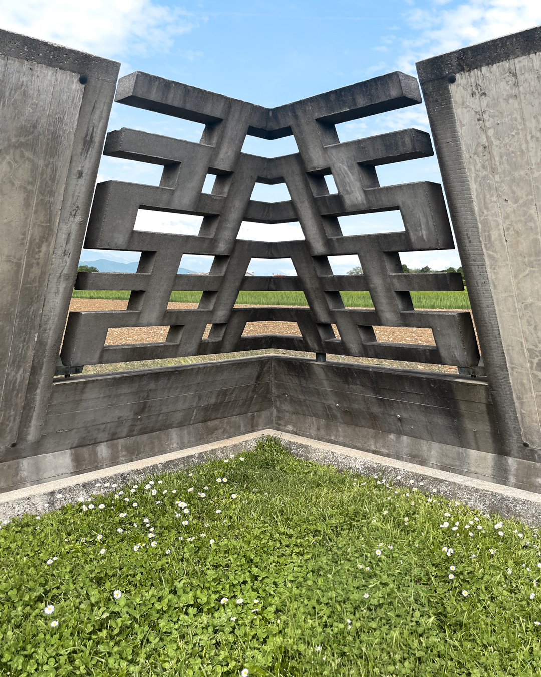 I sarcofagi dei coniugi Giuseppe e Onorina Brion, simbolicamente inclinati l'uno verso l'altra sotto l'arcosolio progettato da Carlo Scarpa.