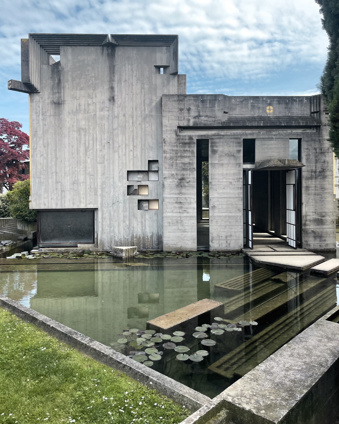 Ingresso monumentale ai propilei della Tomba Brion con l'apertura a due cerchi intrecciati, simbolo dell'unione coniugale alla base del progetto di Scarpa.