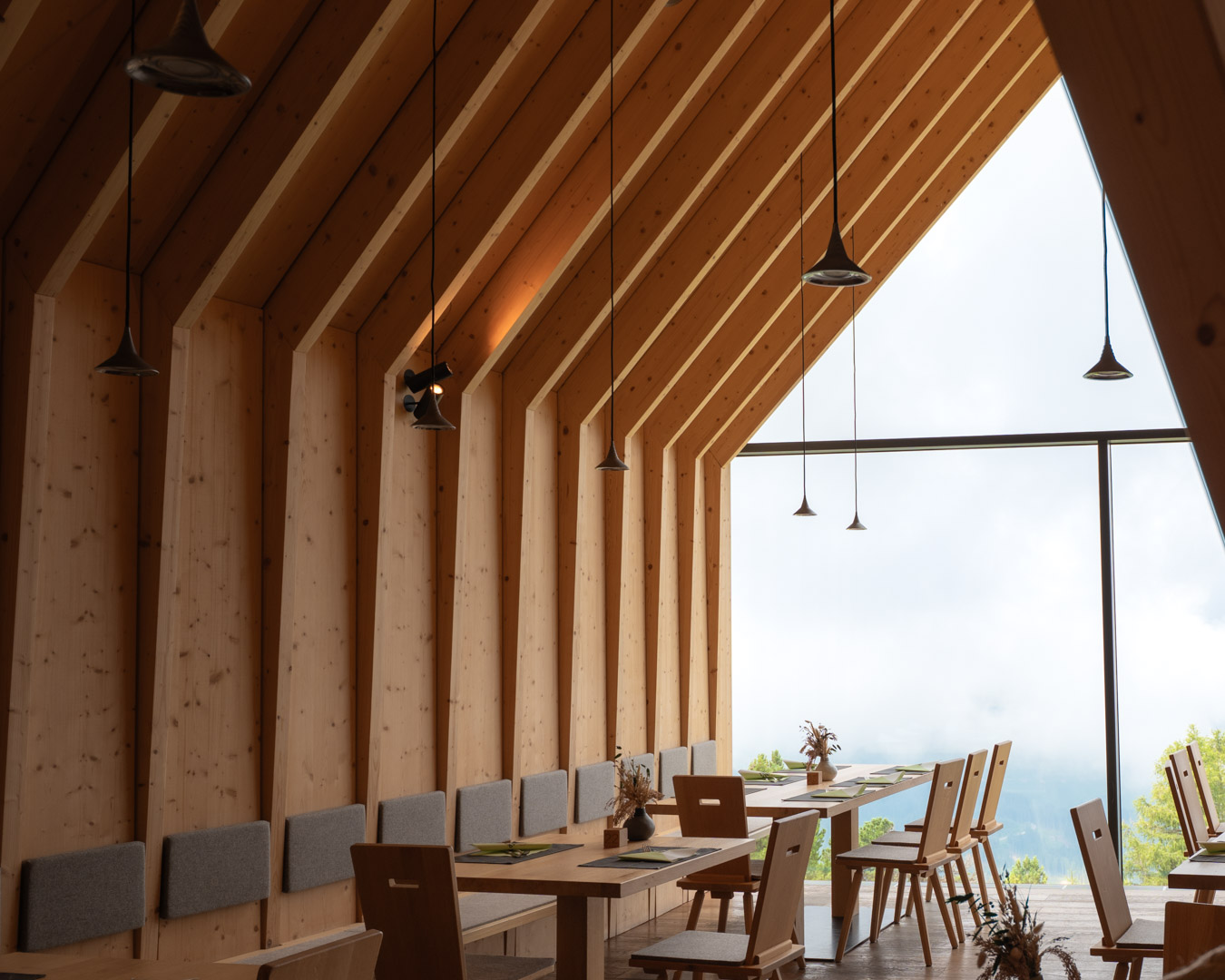 Architettura sostenibile in montagna con legno locale e riscaldamento geotermico, esempio di progettazione integrata tra forma, struttura e impianti
