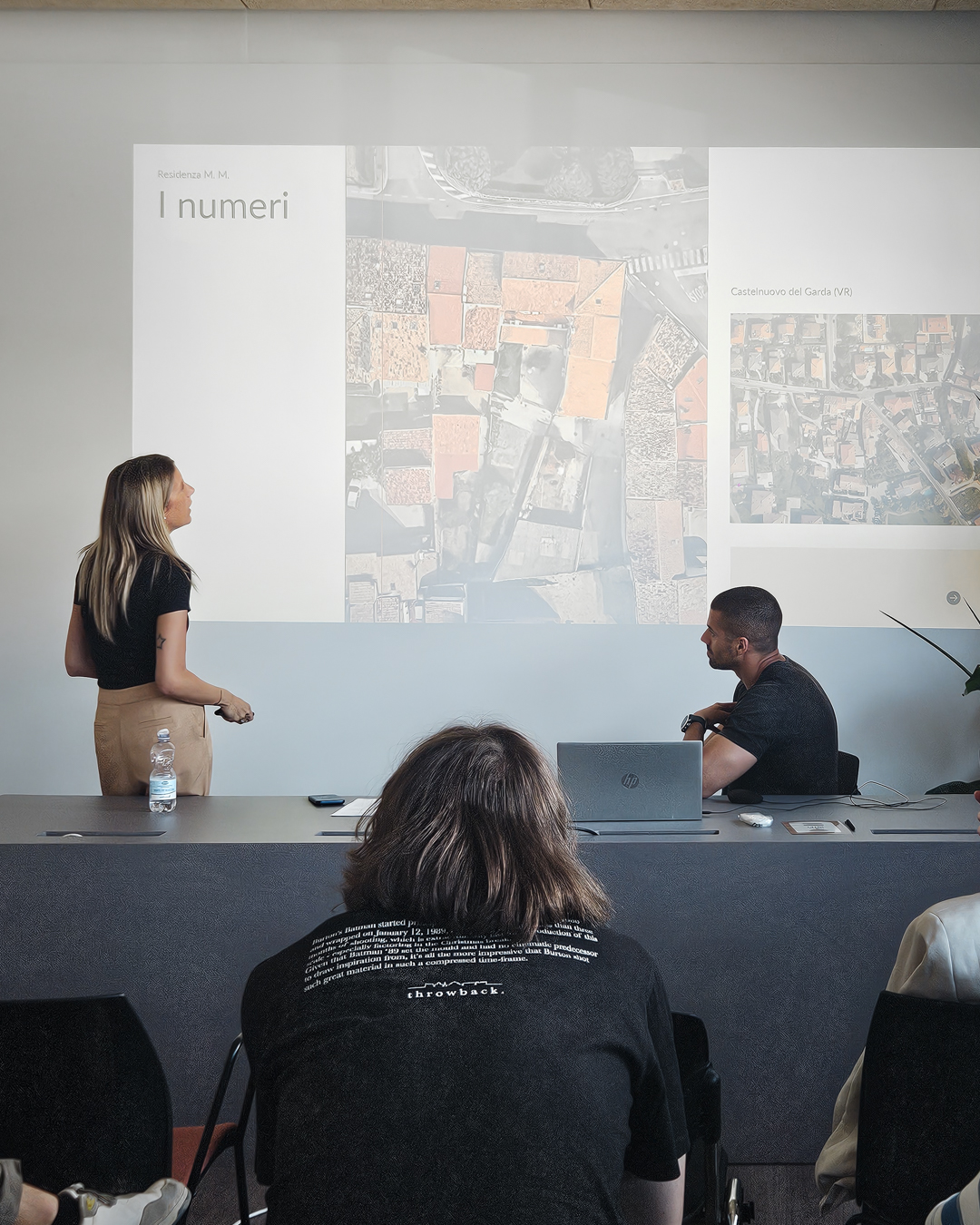 Sessione di formazione interna Training LAB in uno studio di architettura e ingegneria, con analisi condivisa di un caso di restauro residenziale.