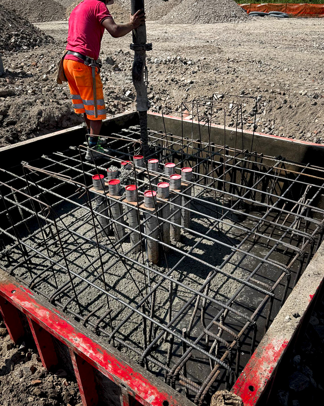 Cantiere di fondazioni profonde su terreni lagunari a scarsa capacità portante, soluzione tecnica contro i cedimenti differenziali