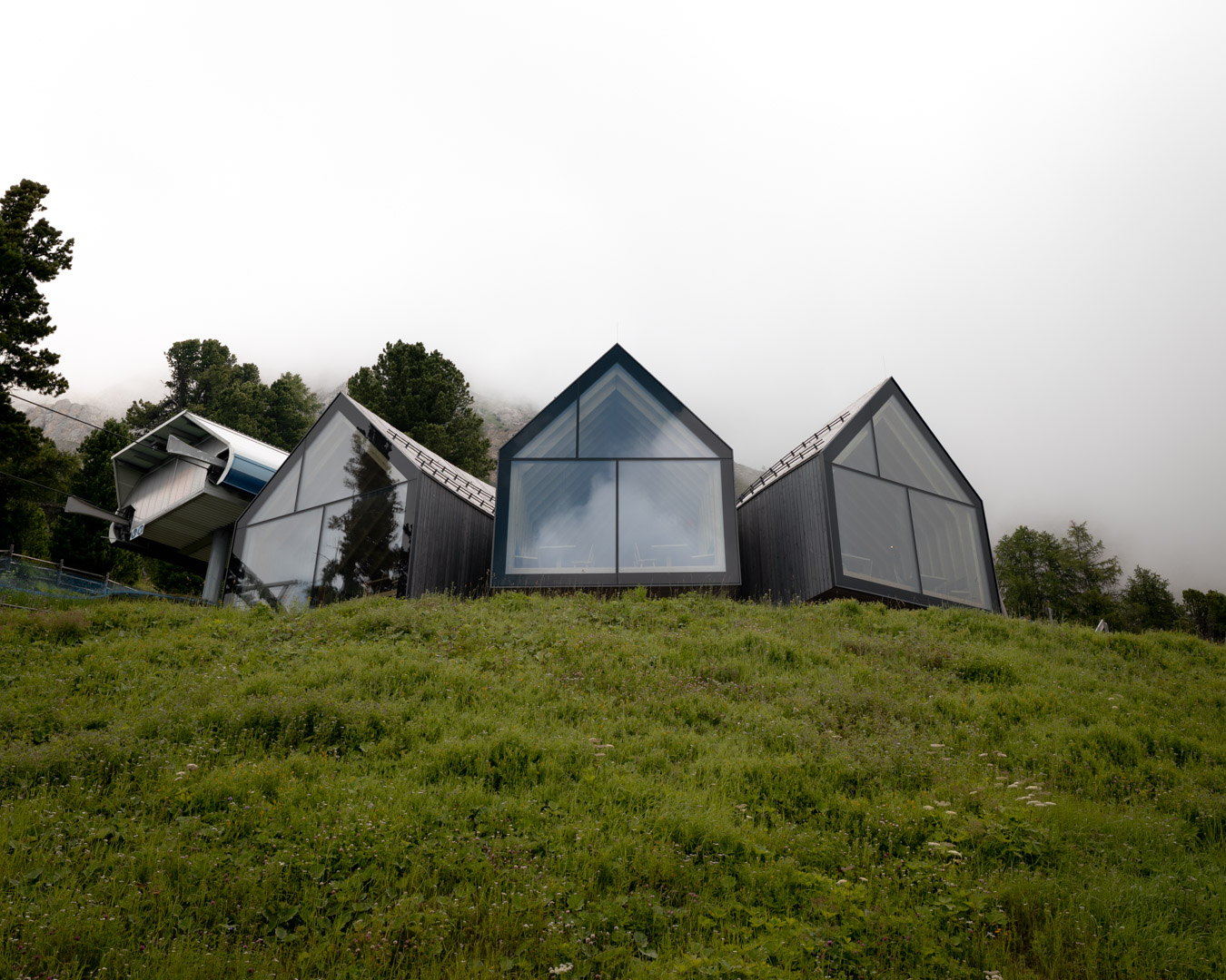 Rifugio Oberholz nelle Dolomiti, esempio di architettura alpina contemporanea in legno con tre volumi a sbalzo orientati verso le montagne circostanti