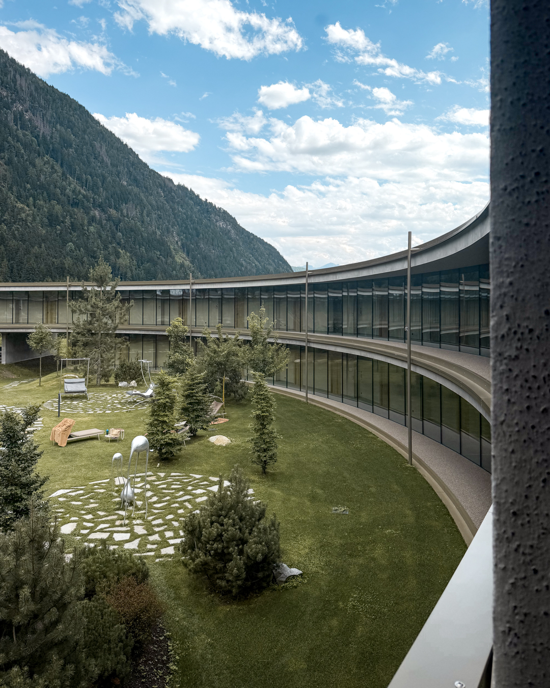 Copertura con moduli fotovoltaici integrati per autosufficienza energetica dell'edificio e produzione di energia rinnovabile in quota