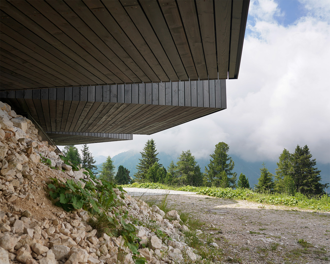 Nicchie raccolte in legno che reinterpretano la Stube tradizionale, esempio di interior design in cui struttura e spazio interno coincidono