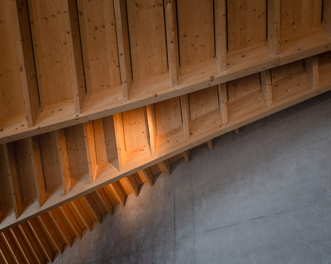 Terminazione a due falde di un volume del rifugio, archetipo della baita alpina reinterpretato in chiave di architettura contemporanea in legno