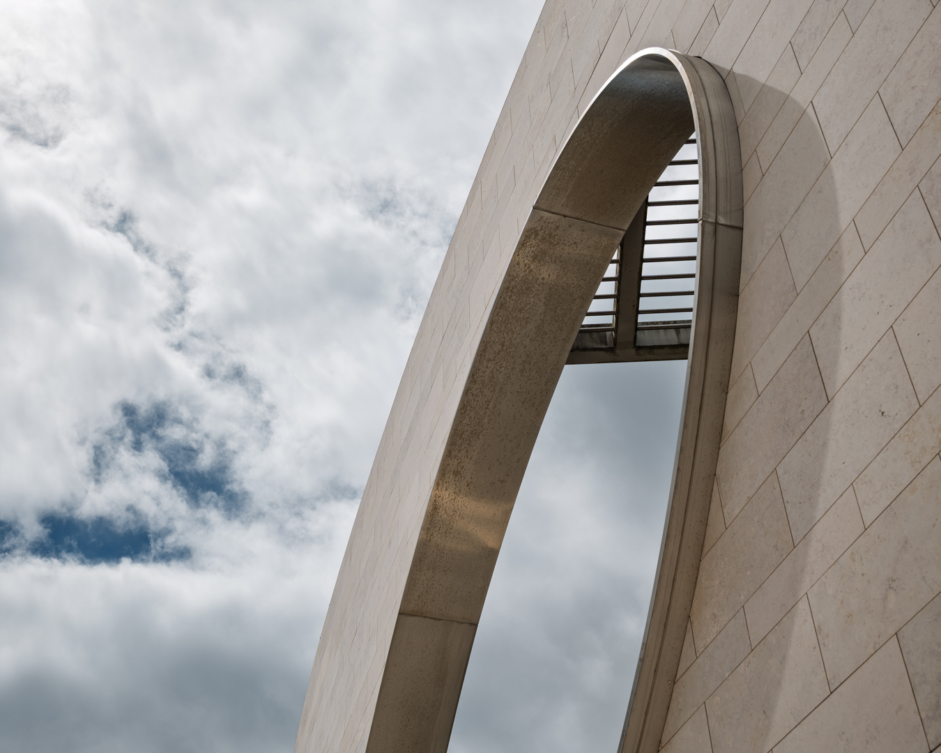 Champalimaud Centre for the Unknown di Charles Correa a Lisbona, volumi curvi in pietra chiara affacciati sul fiume Tago e sull'Atlantico