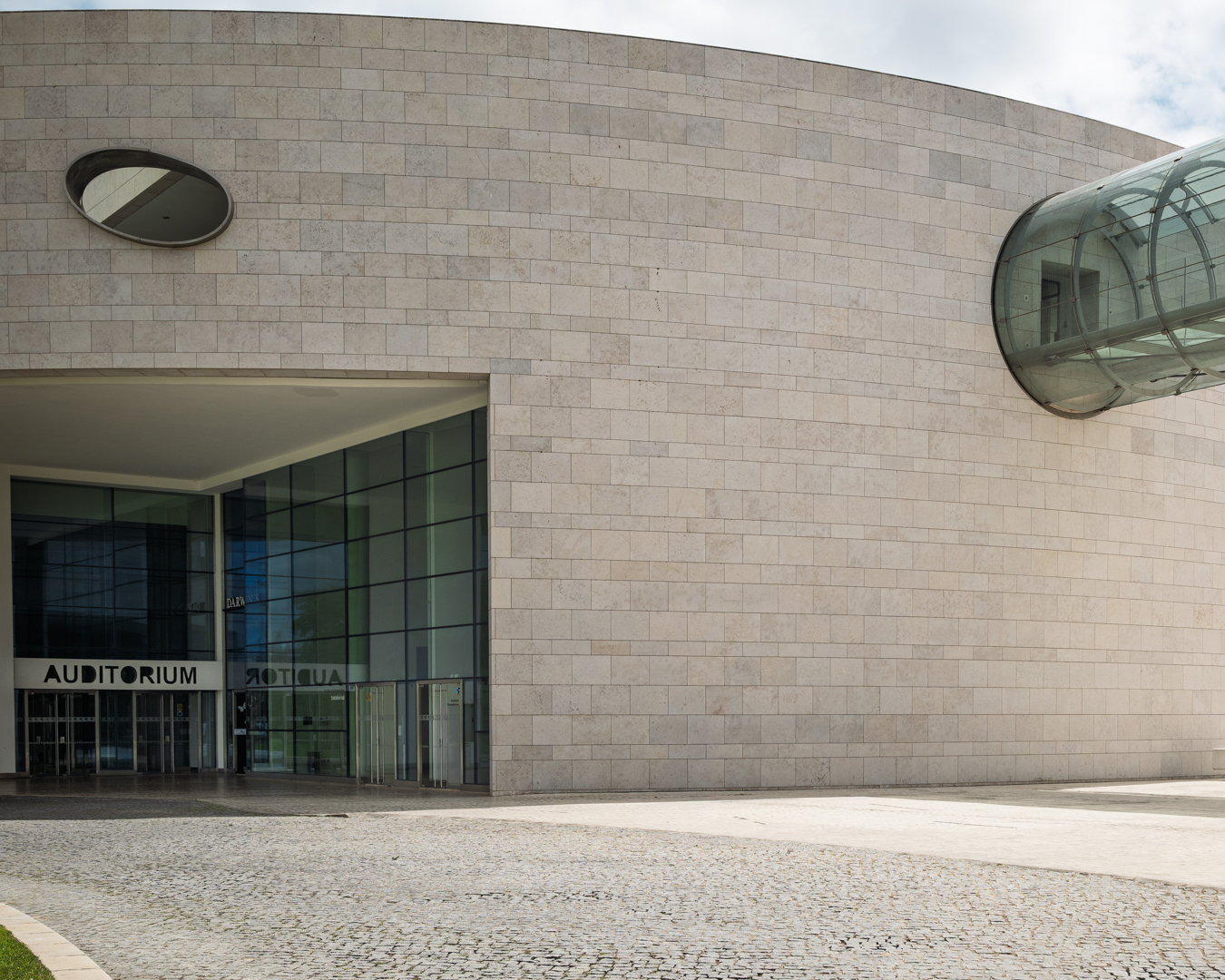 Architettura contemporanea per la ricerca biomedica a Lisbona, facciate curve e percorsi progettati secondo un approccio di progettazione integrata