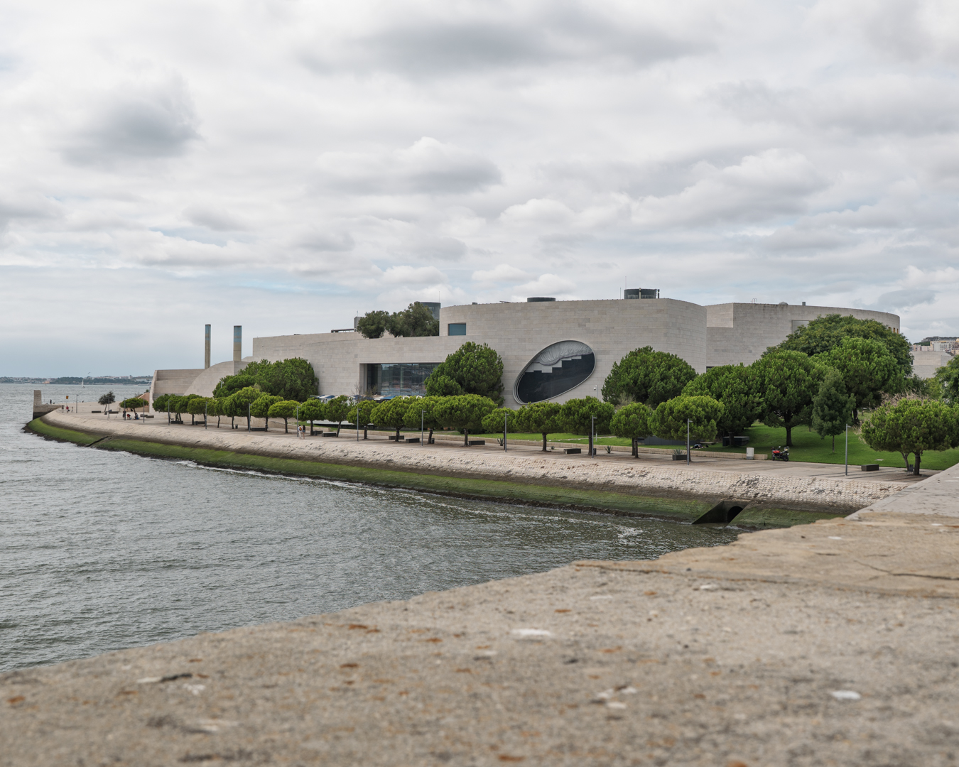 Champalimaud Centre for the Unknown di Charles Correa a Lisbona, volumi curvi in pietra chiara affacciati sul fiume Tago e sull'Atlantico