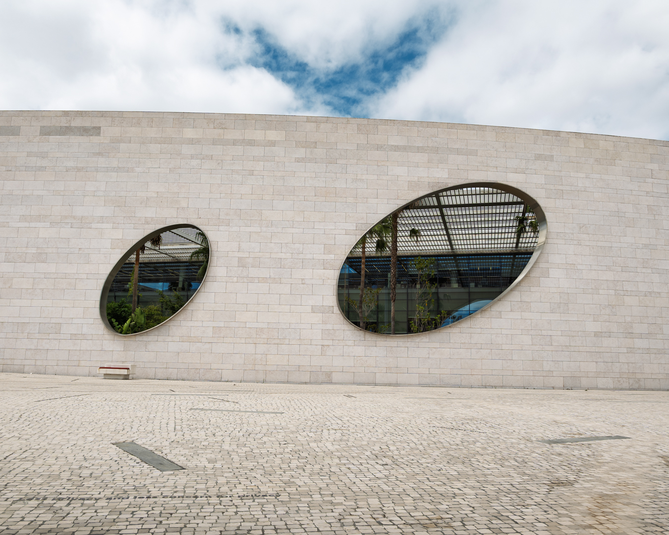 Architettura contemporanea per la ricerca biomedica a Lisbona, facciate curve e percorsi progettati secondo un approccio di progettazione integrata