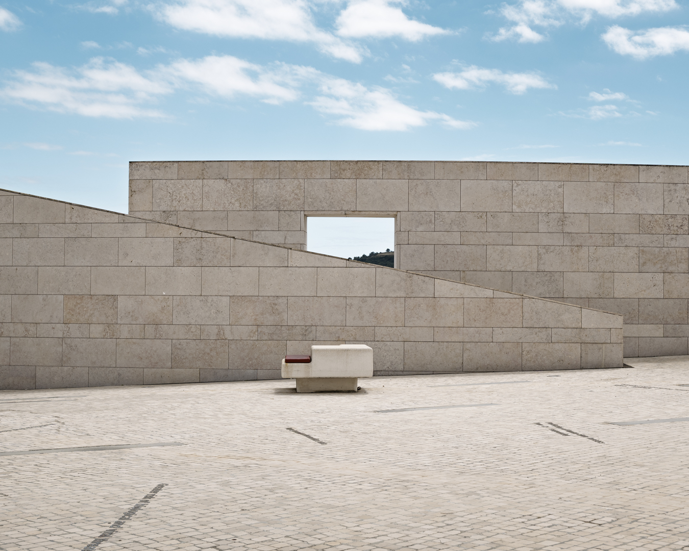 Champalimaud Centre for the Unknown di Charles Correa a Lisbona, volumi curvi in pietra chiara affacciati sul fiume Tago e sull'Atlantico