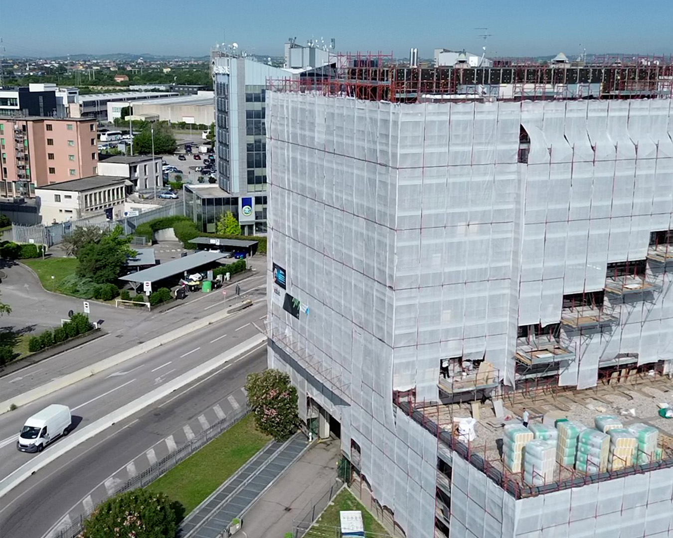 Facciata esistente completamente smontata su edificio a torre, tamponamenti a vista durante la fase di rilievo del supporto prima della nuova posa