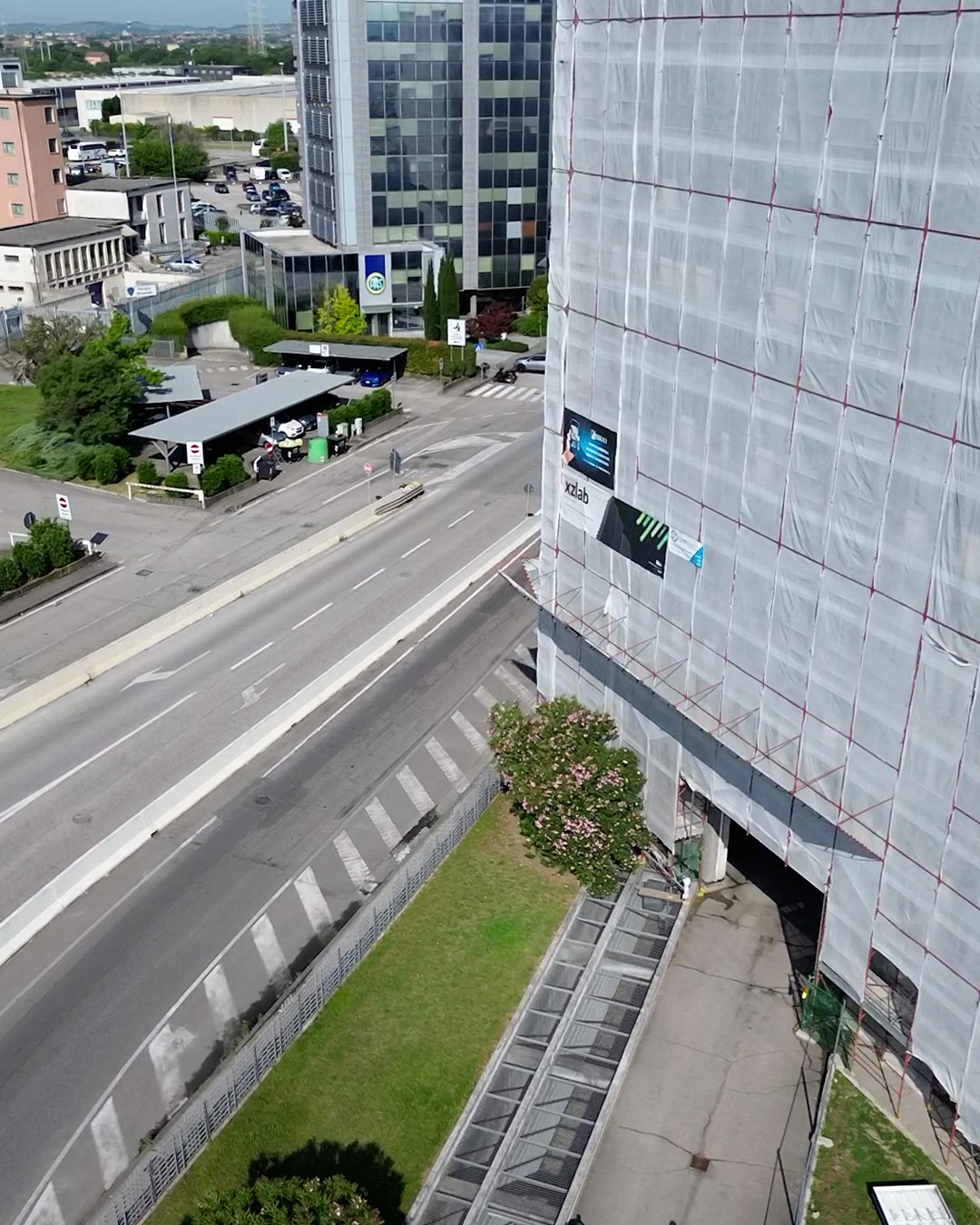 Sottostruttura e ancoraggi fissati al tamponamento esistente, predisposizione per il nuovo rivestimento di facciata in gres su edificio in riqualificazione