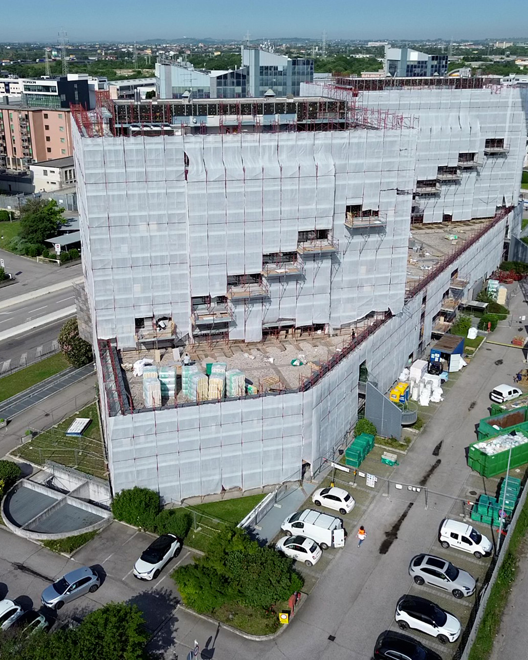 Dettaglio costruttivo del nodo tra rivestimento in gres e serramento, contorno finestra studiato in cantiere durante il rifacimento della facciata