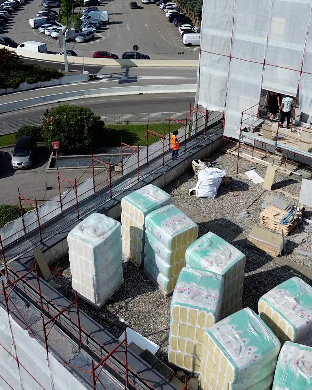 Spigolo della nuova facciata in gres, dettaglio della fuga e dell'allineamento delle lastre su edificio a torre in riqualificazione